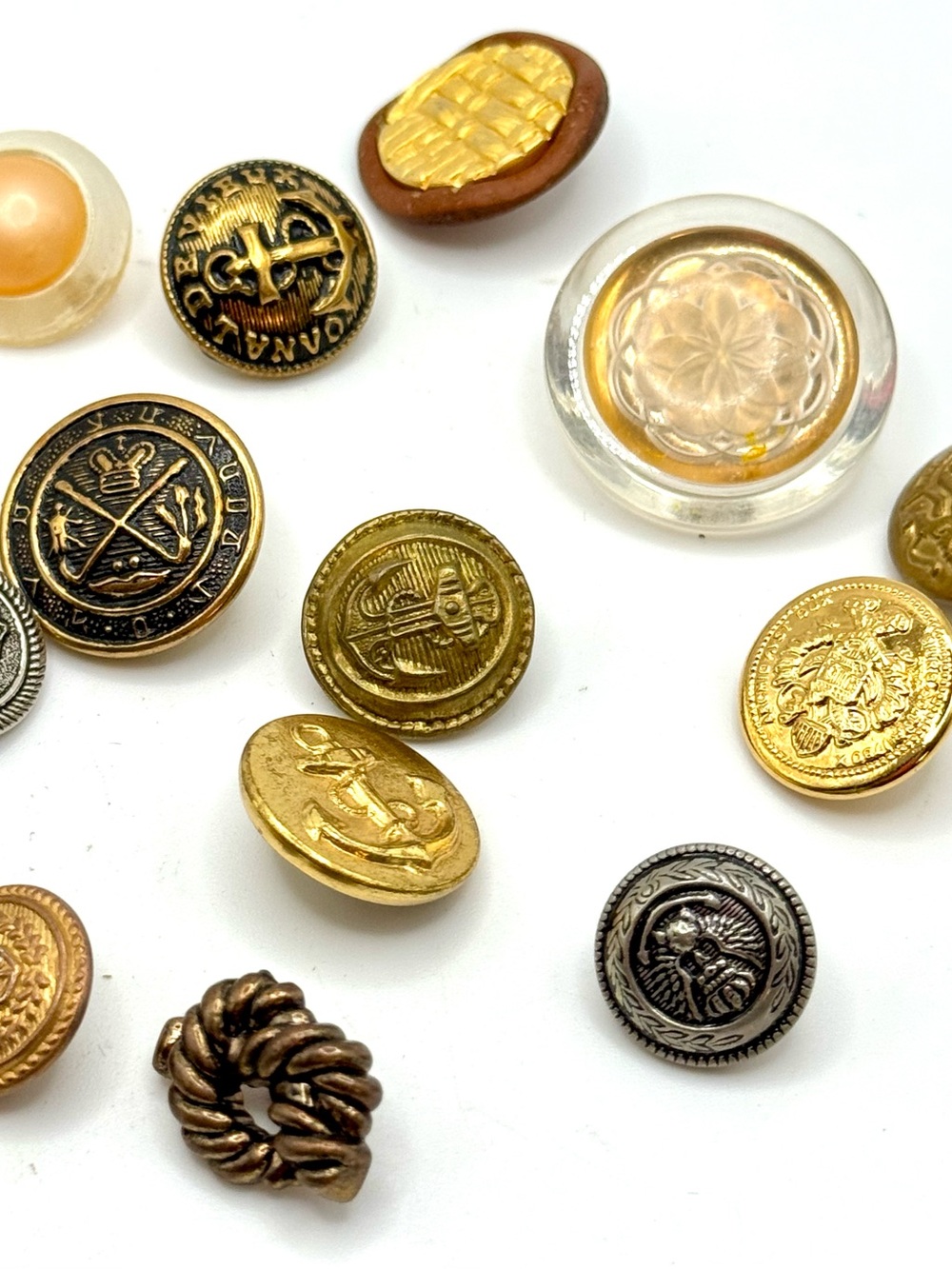 Vintage military and fashion buttons - Lot 
20